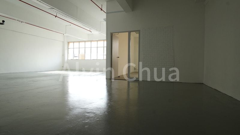 Light Industrial (B1) for Sale in Gold Pine Industrial Building - Image 1