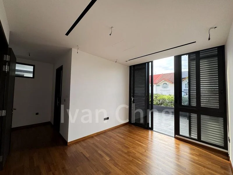 5 Bed Terraced House (Landed) for Sale in  Jalan Loyang Besar - Image 3