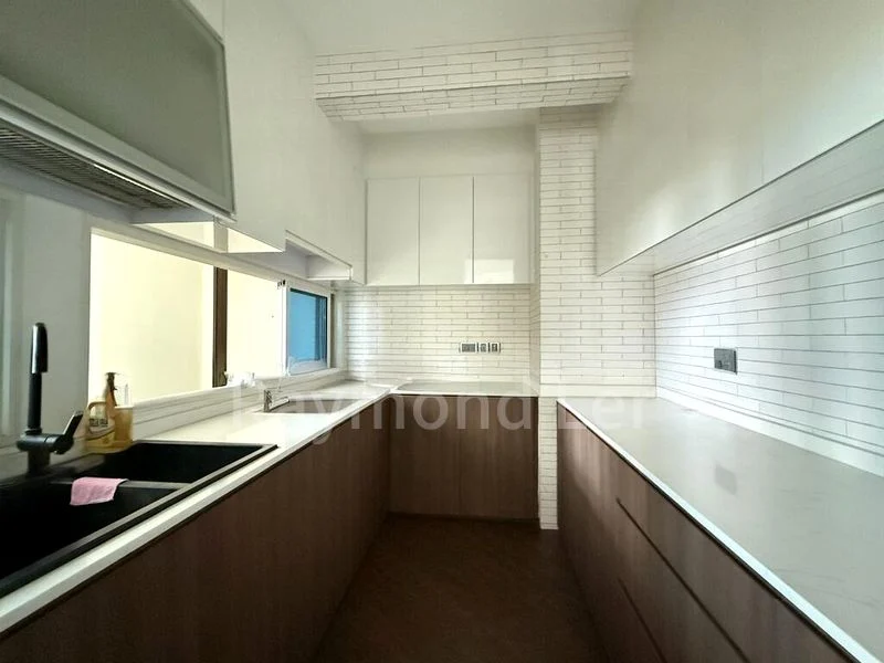 4 Bed Condo for Rent in  The Waterside - Image 3