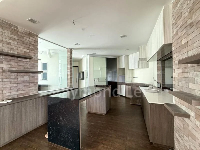 4 Bed Condo for Rent in  The Waterside - Image 4