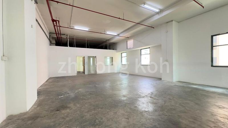 Light Industrial (B1) for Rent: Quartz Industrial Building - Image 2