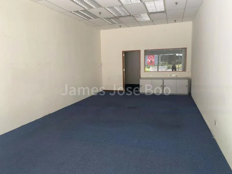 Mall Shop for Sale: Inexpensive 600 sqft shop near City Hall MRT, level 1; available soon. - Image 1