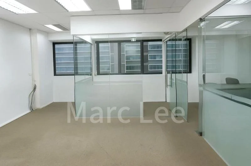 Light Industrial (B1) for Rent: Zervex - 1,200 Sq Ft Shop / Unit on Oldham Street - Image 1