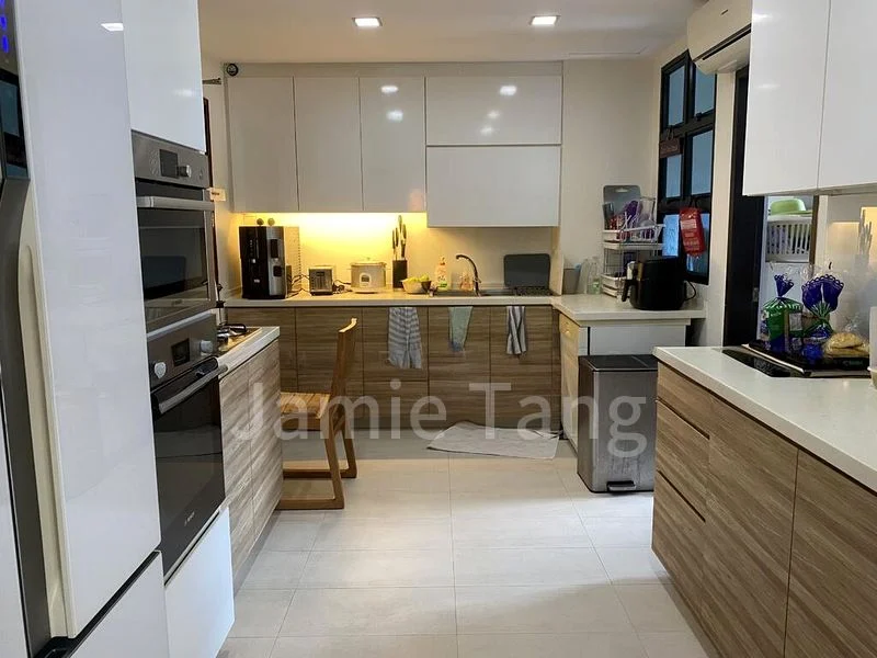 5 Bed Condo for Rent in  Holland Peak - Image 4