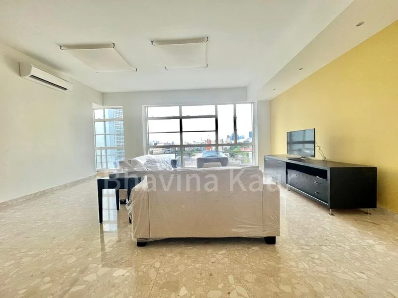 3 Bed Condo for Rent in  The Bayron - Image 4