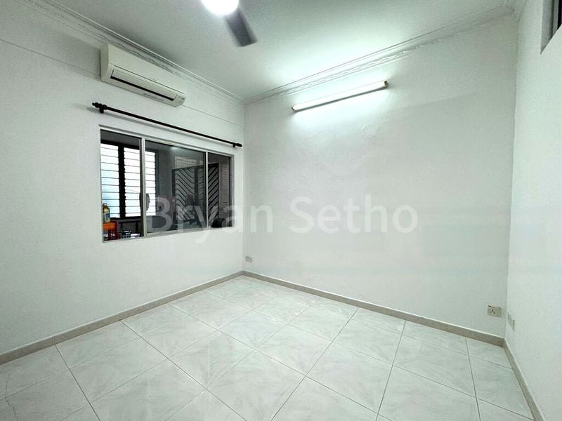 4 Bed Terraced House (Landed) for Sale in  Windsor Park - Image 1