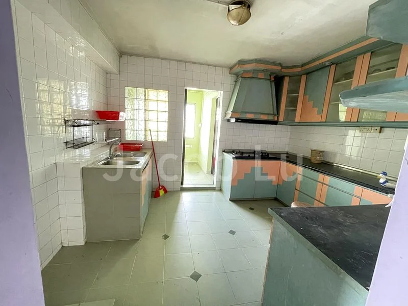 Executive HDB for Sale in  160 Yung Ping Road - Image 4