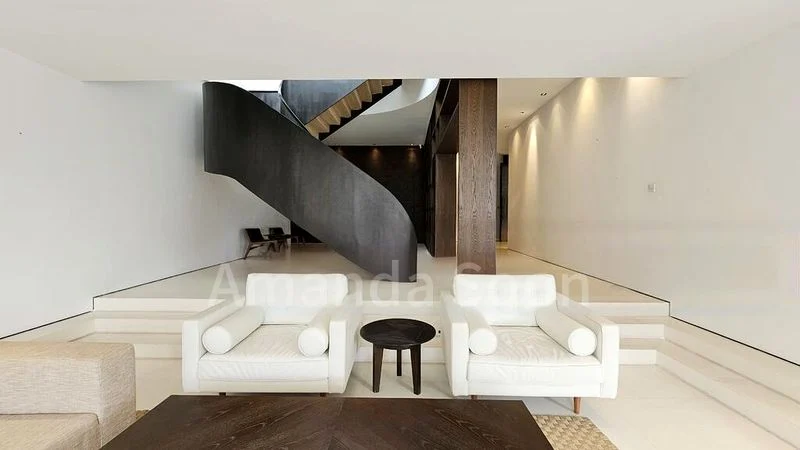 5 Bed Condo for Sale in  Beverly Hill - Image 1