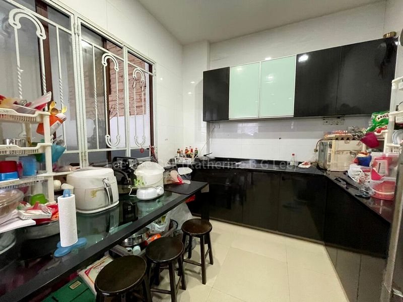 6 Bed Semi-Detached House (Landed) for Sale in  Fern View - Image 8