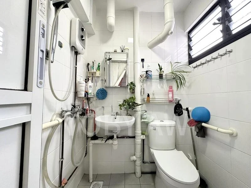 4 Room (4NG) HDB for Sale in  242 Bukit Batok East Avenue 5 - Image 4