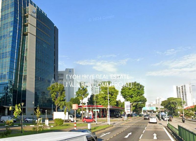 Light Industrial (B1) for Rent: D13 industrial unit, near MacPherson main road. - Image 3