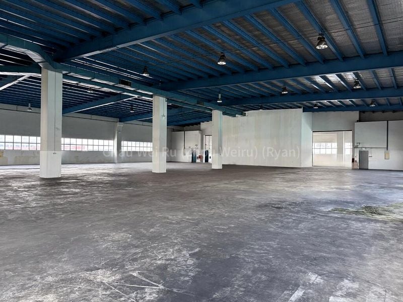 Warehouse for Rent: 6m Clear, Ample Loading Bays in Jurong - Image 2