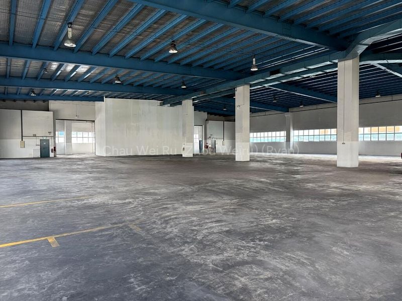 Warehouse for Rent: 6m Clear, Ample Loading Bays in Jurong - Image 1