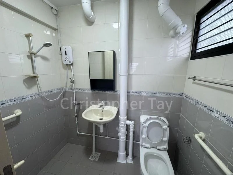 5 Room (5A) HDB for Rent in  551 Ang Mo Kio Avenue 10 - Image 3