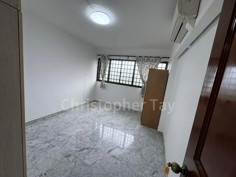 5 Room (5A) HDB for Rent in  551 Ang Mo Kio Avenue 10 - Image 6