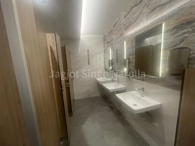 Office for Sale: Peninsula Plaza - Image 2