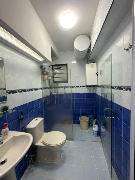 4 Room (4A) HDB for Sale in 987B Jurong West Street 93 - Image 1