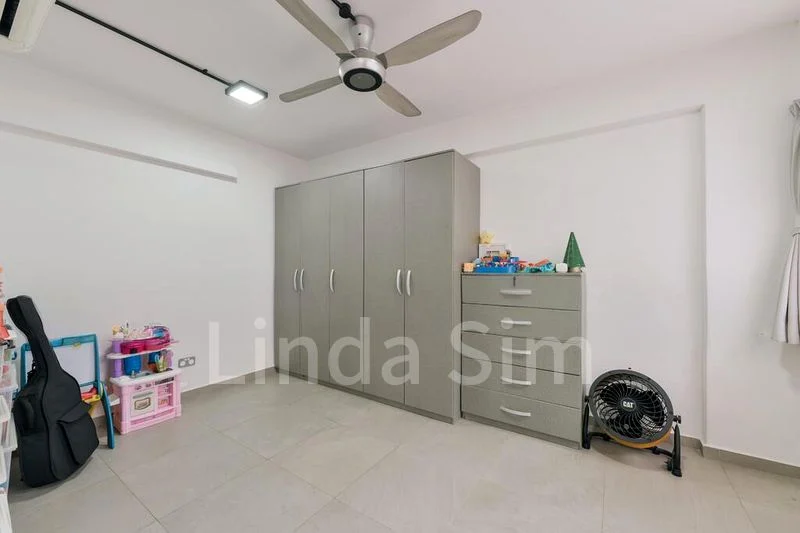 5 Room (5I) HDB for Sale in  385 Tampines Street 32 - Image 4