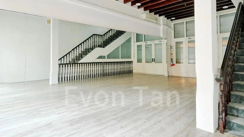 Shop / Shophouse for Rent:  Bright, High Ceiling | Ideal as a Studio or Office - Image 4