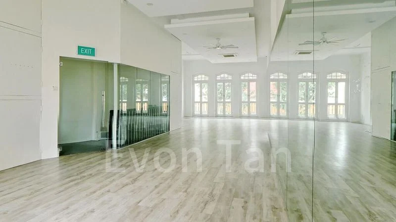 Shop / Shophouse for Rent:  Bright, High Ceiling | Ideal as a Studio or Office - Image 5