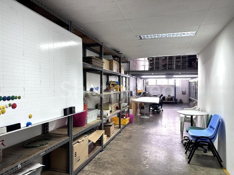 Light Industrial (B1) for Rent: Lip Hing Industrial Building - Image 1