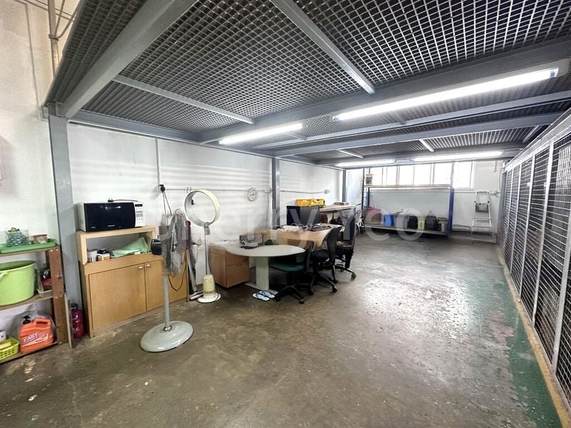 Light Industrial (B1) for Rent: Lip Hing Industrial Building - Image 6