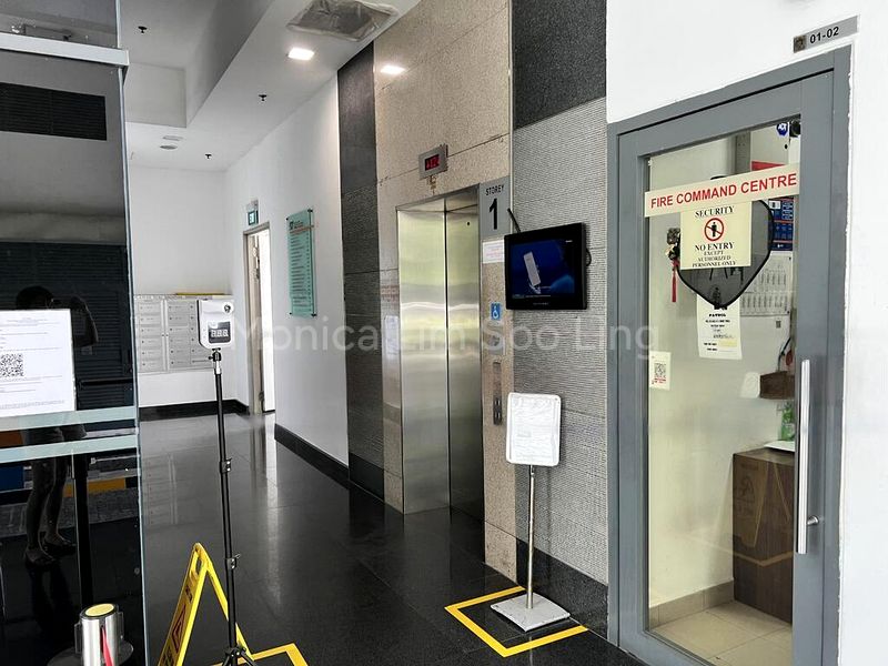 Light Industrial (B1) for Sale: D'lithium Shop, 1,200 Sq Ft, on Oldham Street - Image 1