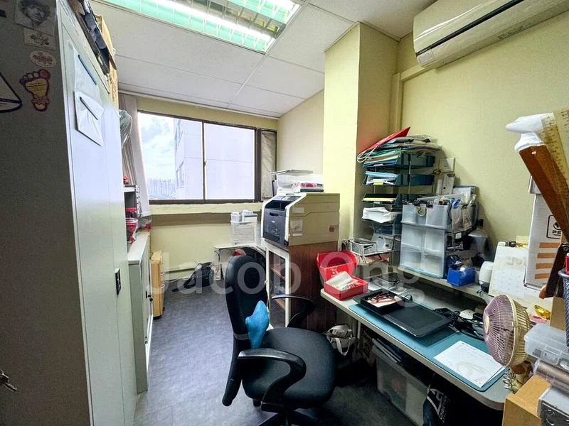 Light Industrial (B1) for Rent: Tong Lee Building - Image 8