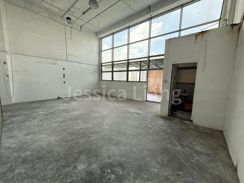 Light Industrial (B1) for Sale: 20-Foot Container / Ramp Up / B1 - Image 1