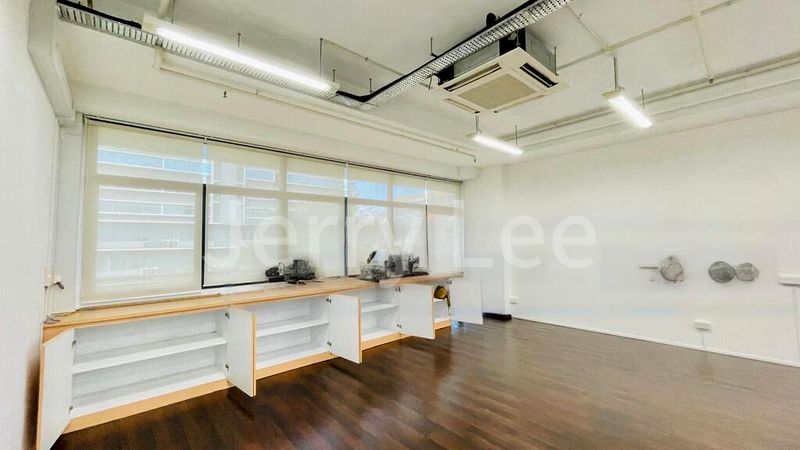 Light Industrial (B1) for Rent: Zervex - 1,200 Sq Ft, Warehouse & Shop on 5th Street - Image 2