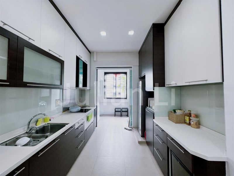 2 Bed Condo for Sale in  Warner Court - Image 3