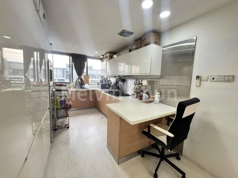 4 Bed Condo for Rent in  One Robin - Image 13