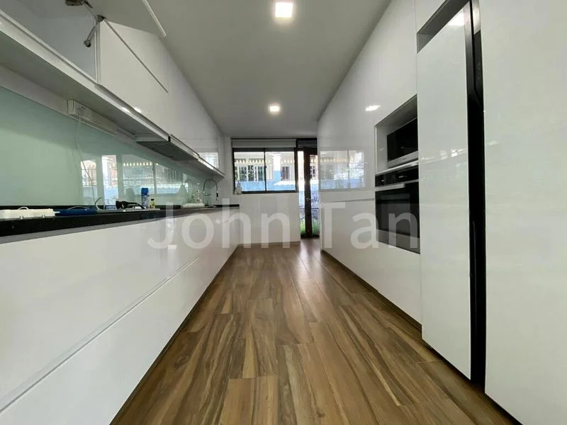 4 Bed Walk-up Apartment (Condo) for Rent in  Thomson Hills Estate - Image 8